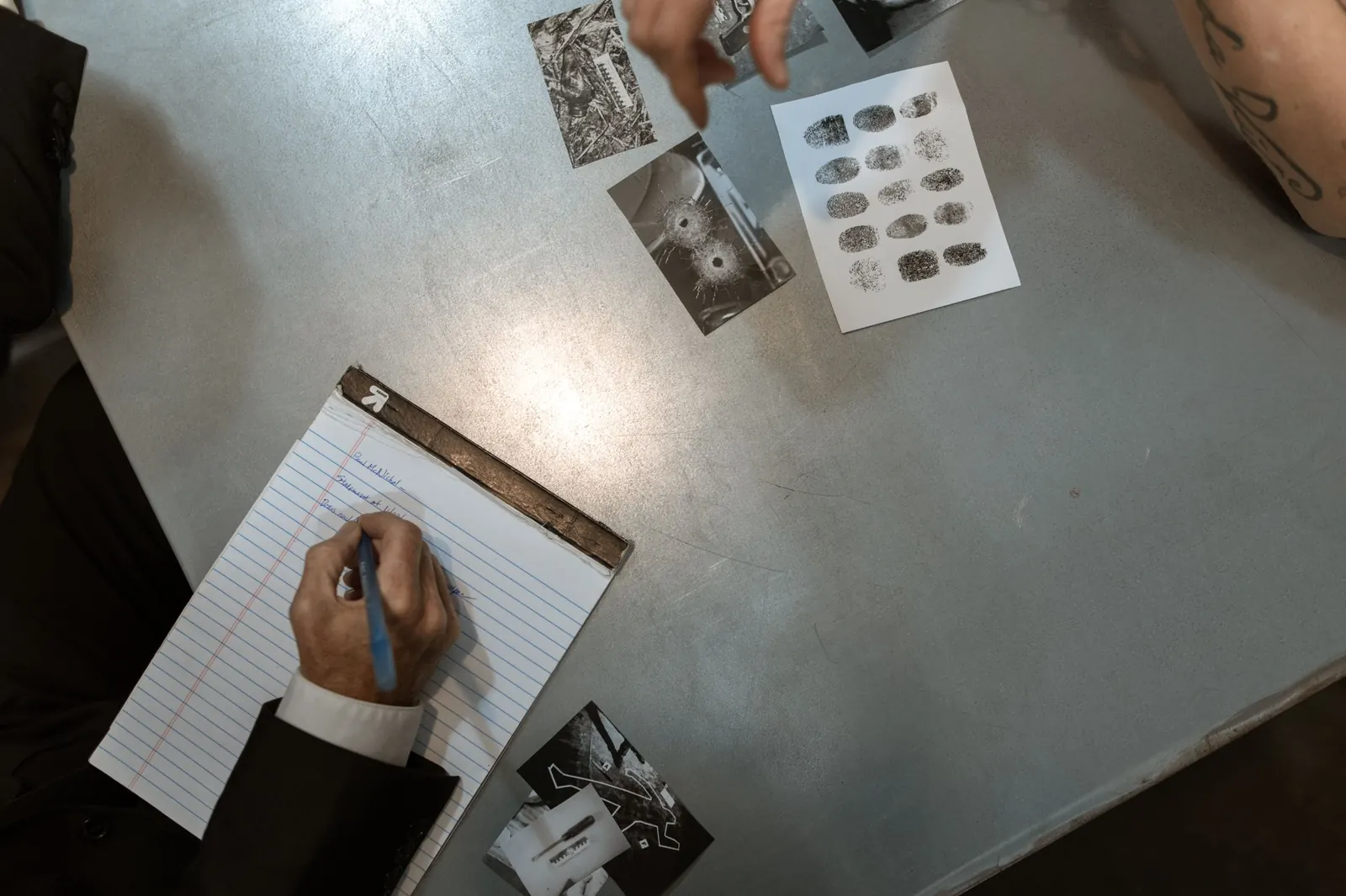 Manos recortando y organizando fotografías impresas